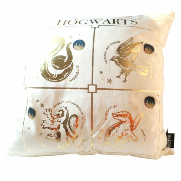 ALMOFADA HOGWARTS CASAS DOURADAS 40CM # 10065411